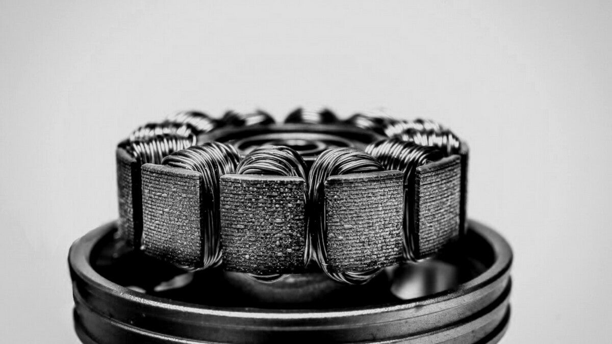Motor de cortadora de cabello vectorial magnético sin escobillas con componentes internos expuestos, que muestra un diseño avanzado de alto rendimiento para barberos profesionales.